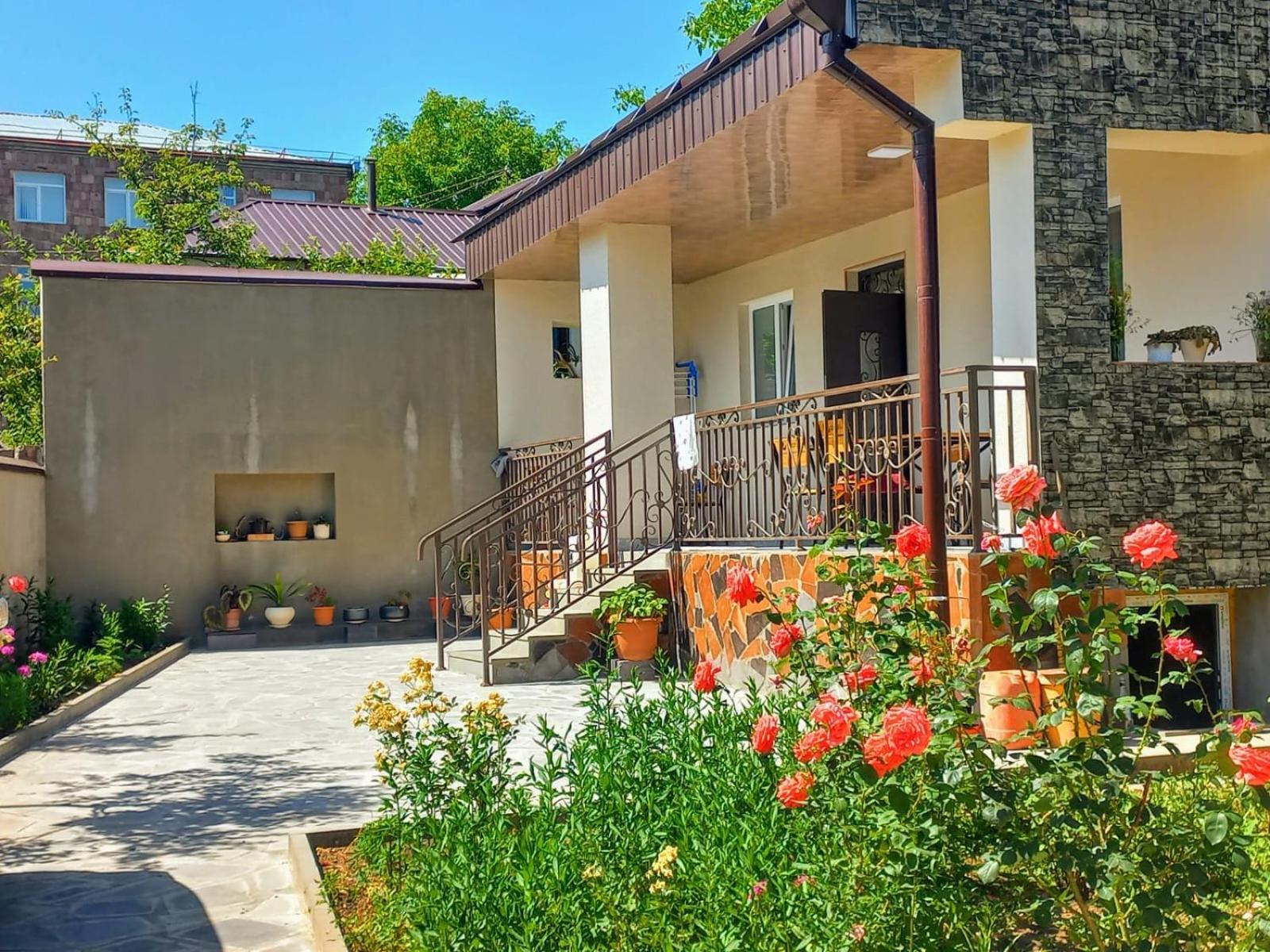 Inexpensive House Bed & Breakfast Vanadzor Bagian luar foto